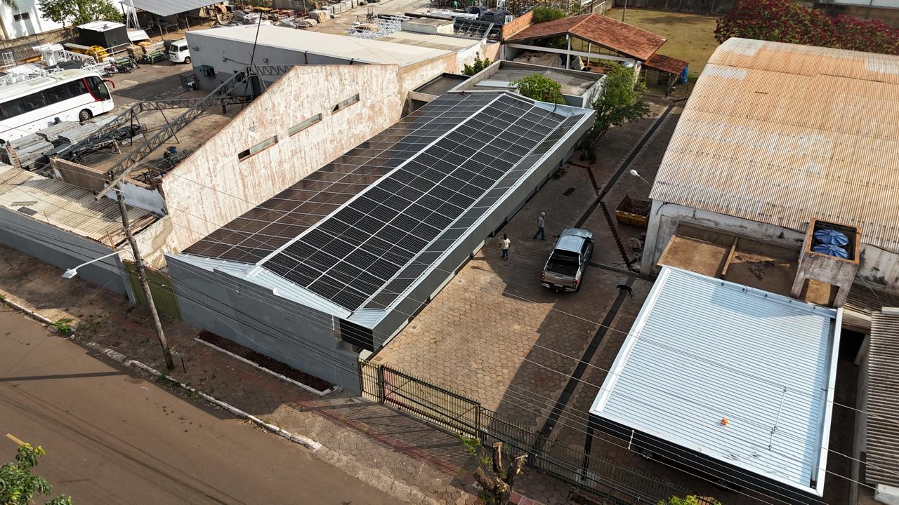Instalação comercial de usina solar em galpão
