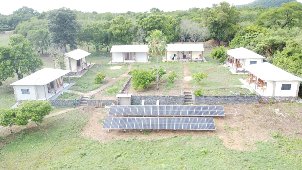 Usina solar em área rural com múltiplos painéis